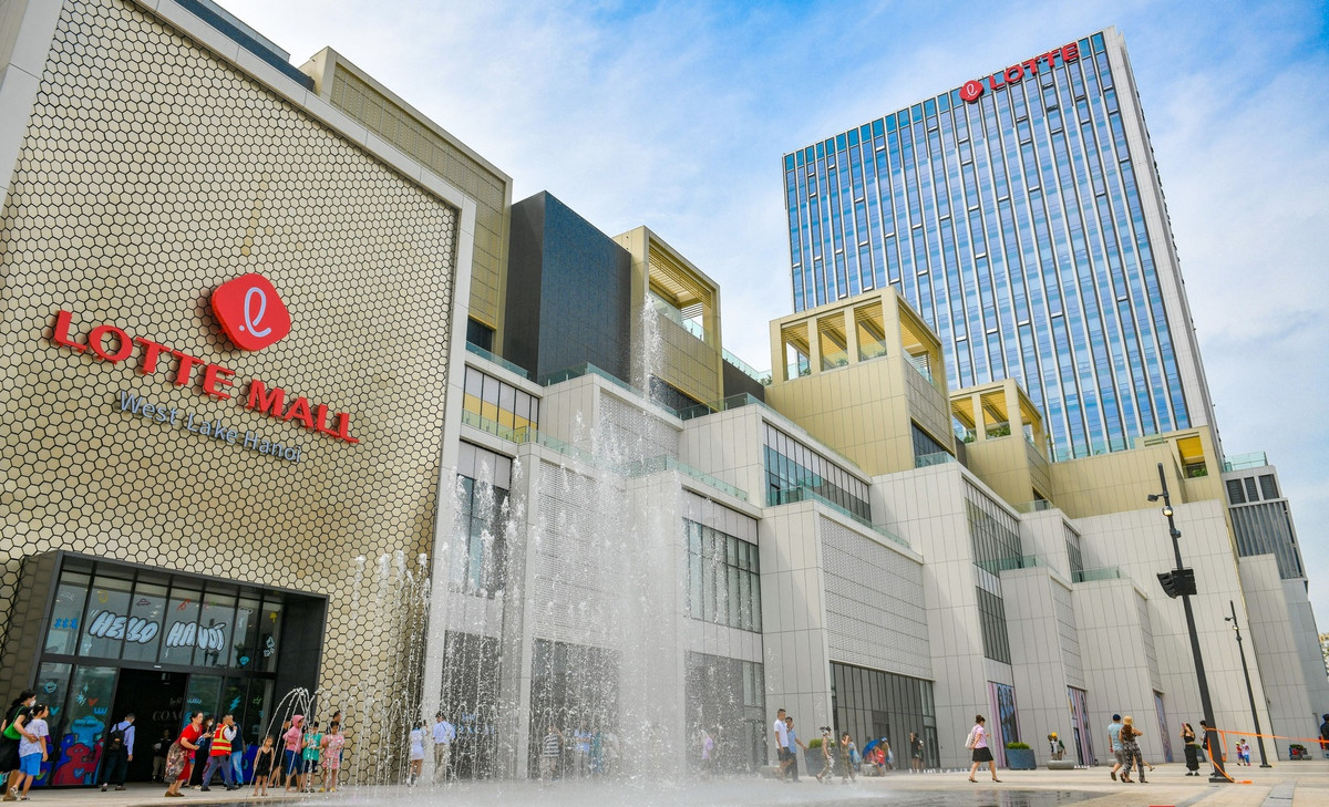 Tọa lạc tại vị trí đắc địa 272 Võ Chí Công (quận Tây Hồ, Hà Nội), Lotte Mall West Lake Hanoi có tổng diện tích sàn 354.000m2, là tổ hợp thương mại đa tiện ích bao gồm trung tâm thương mại, khách sạn 5 sao, căn hộ dịch vụ cao cấp và văn phòng hạng A. (Ảnh: Tổ Quốc).