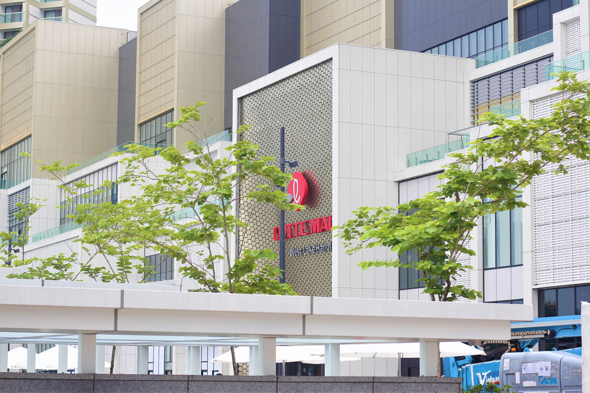 Lotte Mall West Lake Hanoi bắt đầu mở cửa thử nghiệm từ 28/7/2023, chào đón người dân và khách du lịch đến tham quan, mua sắm và tận hưởng các dịch vụ đa dạng trước khi chính thức khai trương vào 22/9/2023. (Ảnh: Đại Đoàn Kết).