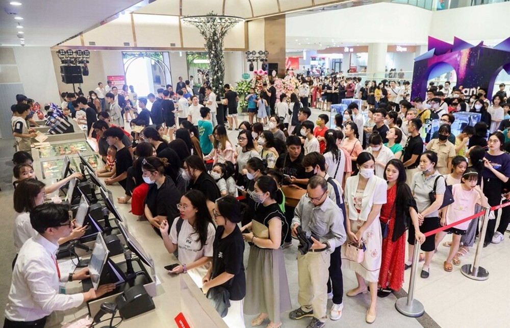 Những ngày đầu mở cửa thử nghiệm, Lotte Cinema West Lake đón đông đảo du khách đến vui chơi, tham quan. (Ảnh: Nhà đầu tư).