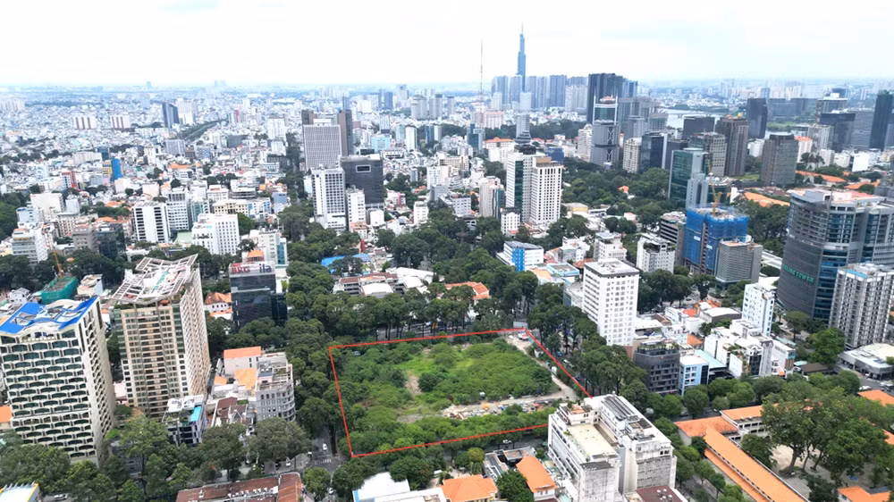 Dự án xây mới Nhà thi đấu Phan Đình Phùng nằm ở 4 mặt tiền đường Pasteur - Nguyễn Đình Chiểu - Nam Kỳ Khởi Nghĩa - Võ Văn Tần (TPHCM), được chấp thuận chủ trương đầu tư theo hình thức BT (xây dựng - chuyển giao) từ năm 2008, triển khai vào tháng 3/2010. (Ảnh: Diễn đàn doanh nghiệp).