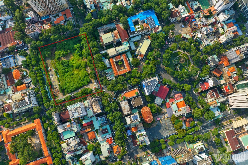 Tổng vốn đầu tư ban đầu dự án xây mới Nhà thi đấu Phan Đình Phùng khoảng 1.000 tỷ đồng. Sau nhiều lần thay đổi kế hoạch, công trình bị đội vốn lên gần 1.954 tỷ đồng. (Ảnh: Vietnamnet).