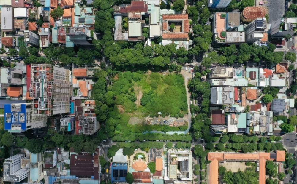 Theo thiết kế, nhà thi đấu được xây dựng trên diện tích 14.700m2 với 2 khối là cụm nhà thi đấu chính và khu vực tập luyện đa năng. Sân thi đấu với khán đài có sức chứa 4.000 chỗ là điểm nhấn của công trình này. (Ảnh: Dân Trí).