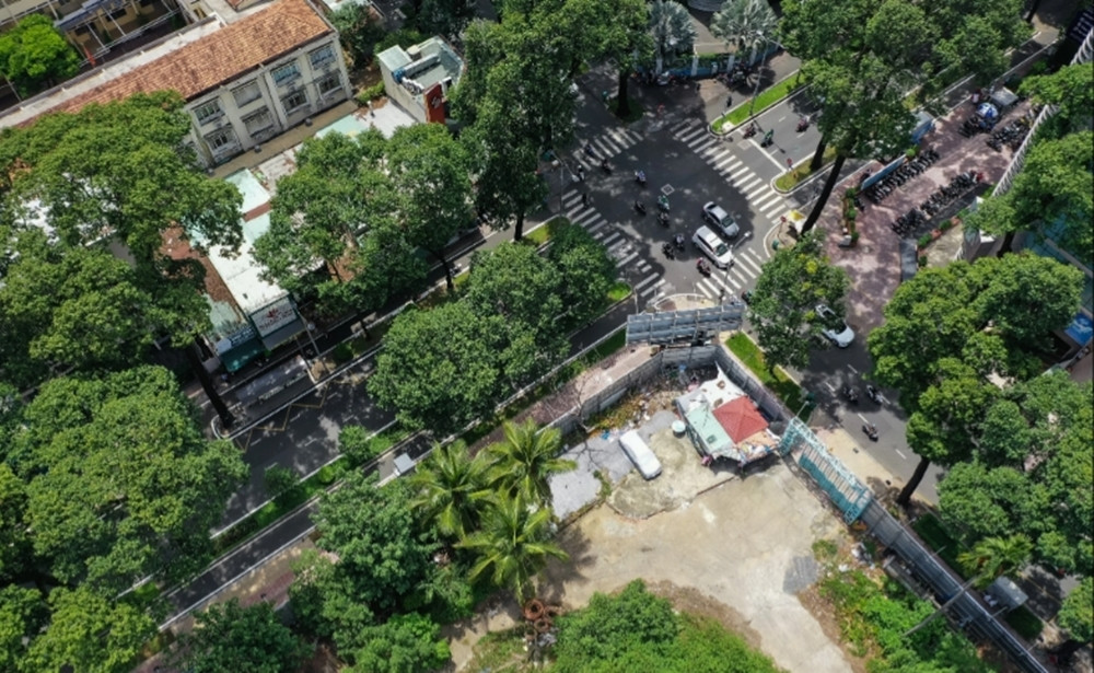 Dự án nằm ở trung tâm TPHCM bị cây cỏ phủ kín. (Ảnh: Dân Trí).