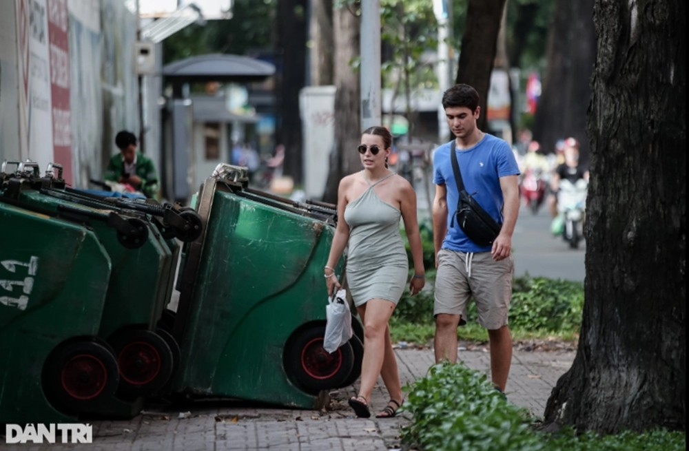 Cổng ra vào dự án ở mặt đường Võ Văn Tần được tận dụng làm nơi tập kết hàng chục xe chuyển rác, bốc mùi hôi thối. (Ảnh: Dân Trí).