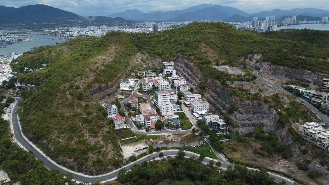 Dự kiến, trong tháng 10 năm nay, UBND phường sẽ tiếp tục thực hiện cưỡng chế tháo dỡ đối với 7 công trình còn lại ở các lô: A6, A7, A12, A14, C30, D45, D46. Nếu các chủ đầu tư không tự giác tháo dỡ, UBND TP.Nha Trang sẽ ứng trước kinh phí tháo dỡ và UBND phường thu hồi lại từ các chủ đầu tư công trình vi phạm… (Ảnh: Báo Khánh Hòa). 