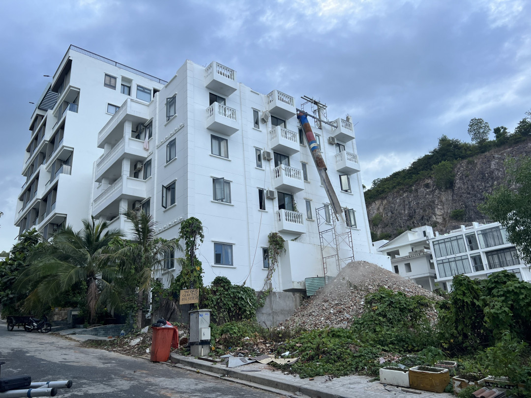 Việc nhiều công trình vi phạm tại dự án Ocean View Nha Trang diễn ra từ năm 2018 nhưng không được phát hiện, xử lý kịp thời dẫn đến khó khăn trong việc khắc phục hậu quả. (Ảnh: Báo Khánh Hòa).