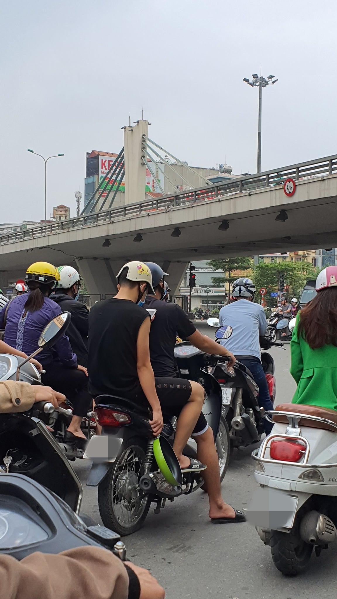 Không ít bạn trẻ đã cầm chảo ra đường giống như chiếc chảo mà vị HLV Wowy đã đưa ra trong tập phát sóng vừa qua.