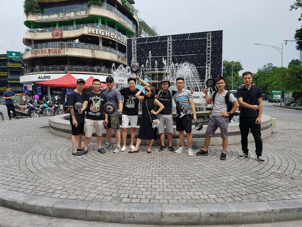 Sự kiện "lạ đời" này đã thu hút rất nhiều sự quan tâm, của người dân có mặt tại đây. Không ít người tỏ ra hiếu kì với hoạt động này.