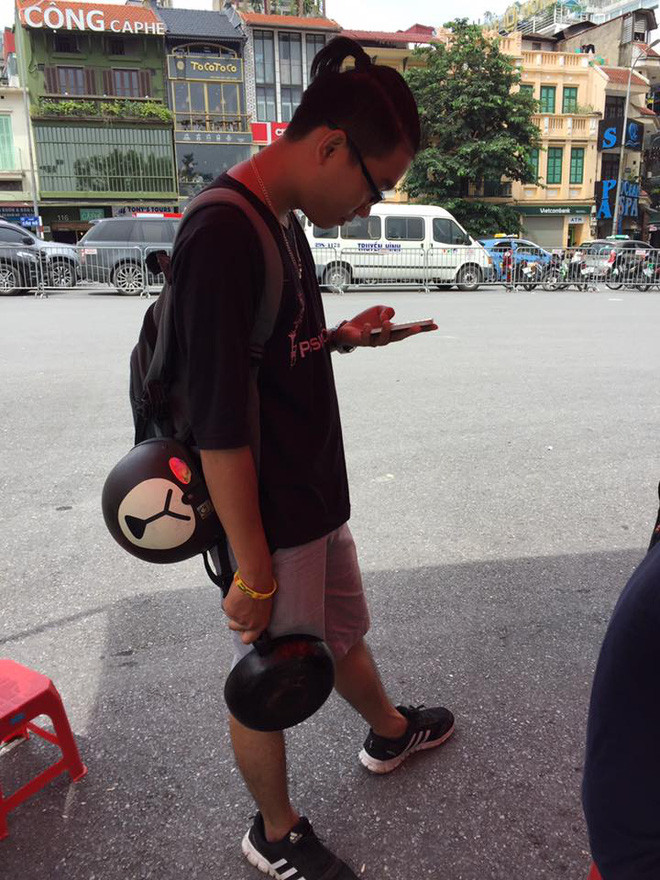 Balo, mũ mão và cả chiếc chảo mới coóng trở thành bộ ba nổi bật giữa phố đi bộ.