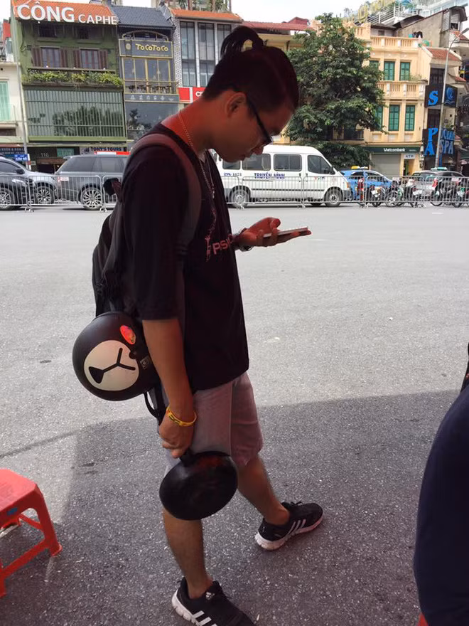 Balo, mũ mão và cả chiếc chảo mới coóng trở thành bộ ba nổi bật giữa phố đi bộ.