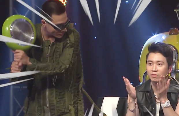 Và ngay tức khắc, cư dân mạng, những khán giả của chương trình Rap Việt đã nhanh chóng nhớ lại trend "cầm chảo ra phố" từng nổi đình đám cách đây khoảng 3 năm.