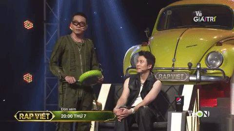 Nói là làm, trong phần nhận xét của Karik dành cho học trò đội mình, HLV Wowy đã cầm chiếc chảo đứng "canh me" cạnh Karik phòng khi phần thi của JBee7 bị chê.