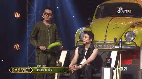 Nói là làm, trong phần nhận xét của Karik dành cho học trò đội mình, HLV Wowy đã cầm chiếc chảo đứng "canh me" cạnh Karik phòng khi phần thi của JBee7 bị chê.