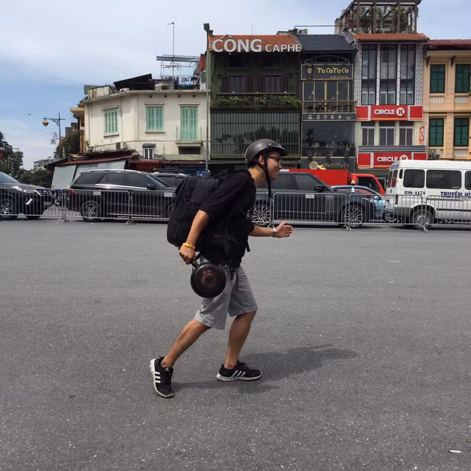 Trào lưu này bất ngờ được gợi lại gần đây từ hành động cầm chảo của HLV Rap Việt.