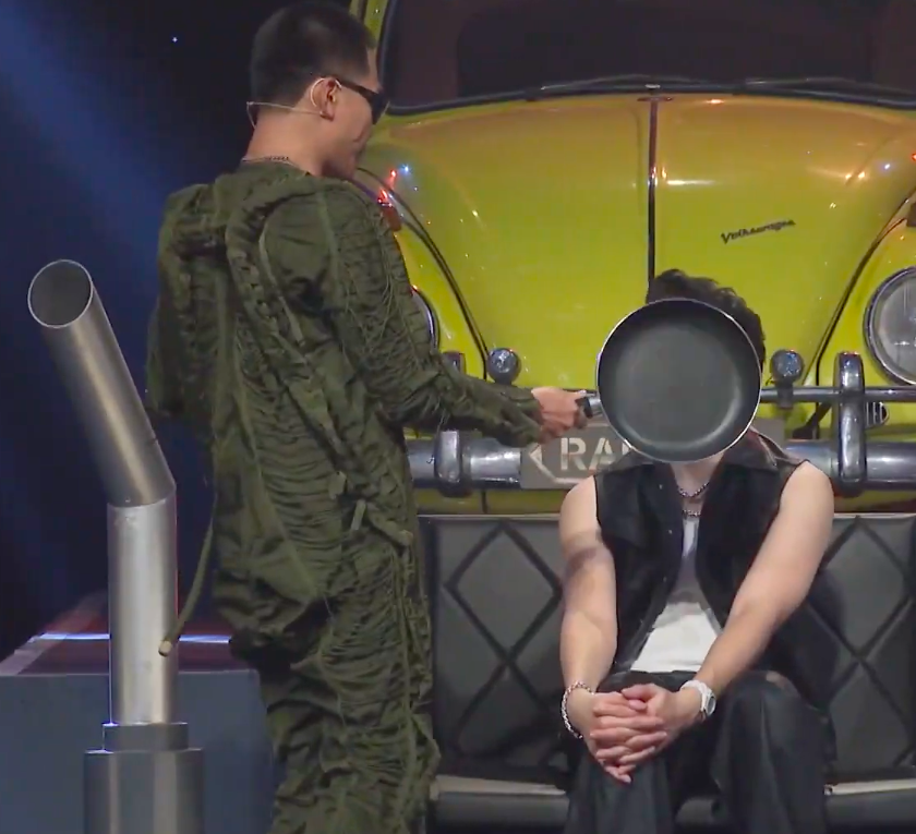 Trong tập cuối của vòng Bứt phá chương trình Rap Việt vừa qua, HLV Wowy có nhiều khoảnh khắc đáng yêu nhất khi vừa diện trang phục lính không quân kết hợp cùng phụ kiện là... chảo nấu ăn gây chú ý.