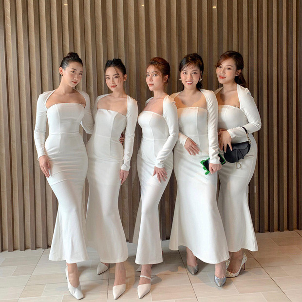 Xuất hiện làm phù dâu cho bạn thân, những cô gái xinh đẹp này khiến không ít người mê mẩn bởi họ cùng xinh đẹp, cùng quyến rũ và đặc biệt họ đều là những cái tên khá nổi trên mạng xã hội.