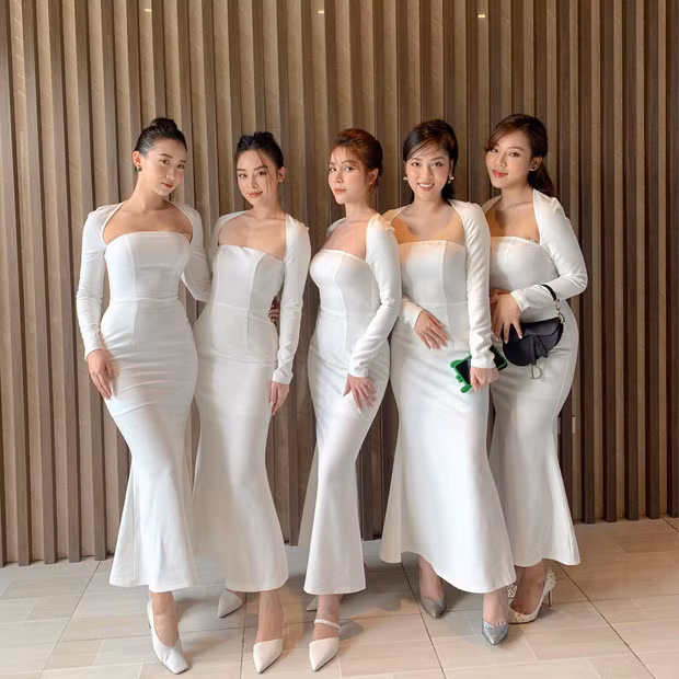 Xuất hiện làm phù dâu cho bạn thân, những cô gái xinh đẹp này khiến không ít người mê mẩn bởi họ cùng xinh đẹp, cùng quyến rũ và đặc biệt họ đều là những cái tên khá nổi trên mạng xã hội.
