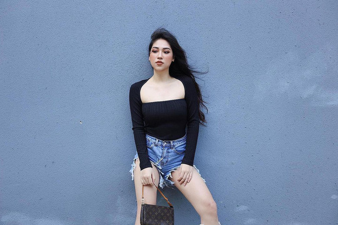 Chỉ với chiếc váy trơn đơn giản nhưng ai cũng xinh đẹp hết nấc.