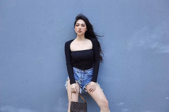 Chỉ với chiếc váy trơn đơn giản nhưng ai cũng xinh đẹp hết nấc.