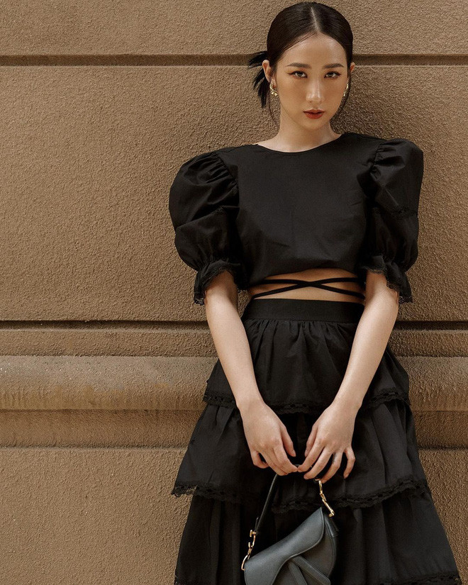 Sở hữu khối tài sản "khủng" như vậy, Kiều Ly cũng không quên chia sẻ về cuộc sống sang chảnh của mình lên trang cá nhân, như việc bản thân đang đi trên chiếc xế hộp đắt đỏ.