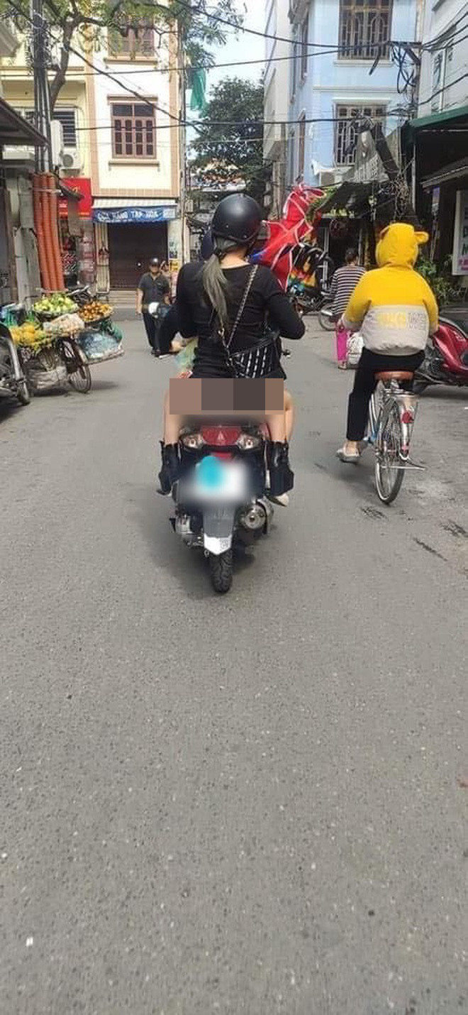 Tuy nhiên điều đáng chú ý đó là bộ trang phục của cô gái này đã để lộ vòng 3 lộ liễu khiến bất kì ai đi phía sau cũng phải ngại ngùng. Dường như phát hiện ra sự cố đáng xấu hổ đó, cô gái đã dùng tay che lại nhưng cũng chẳng đỡ được phần nào.