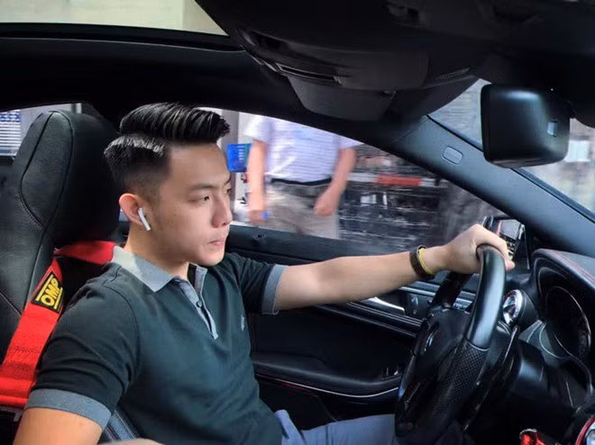 Trước loạt thông tin trái chiều về vụ lộ clip, anh chàng đã khóa Facebook cá nhân, chưa đưa ra bất cứ phản hồi nào.