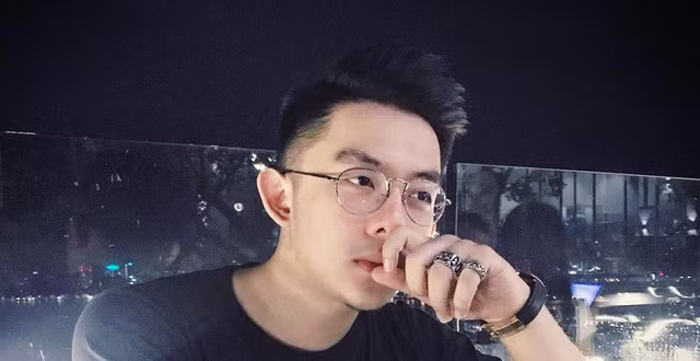 Được biết, anh là con trai của đạo diễn Tống Thành Vinh. Hiện tại, Tống Đông Khuê là CEO của một công ty truyền thông kiêm founder của một nhà hàng - quán bar sang trọng.