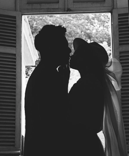 Tống Đông Khuê công khai bạn gái xinh đẹp tên là Thảo Nhi. Cô gái này cũng được biết đến với gia thế "khủng" và độ sang chảnh không hề thua kém bạn trai.