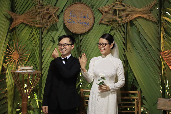 Khác với tưởng tượng của nhiều người về một đám cưới lộng lẫy ánh đèn, hoa và nến thì cặp đôi Bảo Linh – Thu Trang lại có sự lựa chọn khác, cả hai muốn đám cưới đặc biệt của mình thật đơn giản và ấm áp.