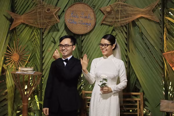 Khác với tưởng tượng của nhiều người về một đám cưới lộng lẫy ánh đèn, hoa và nến thì cặp đôi Bảo Linh – Thu Trang lại có sự lựa chọn khác, cả hai muốn đám cưới đặc biệt của mình thật đơn giản và ấm áp.