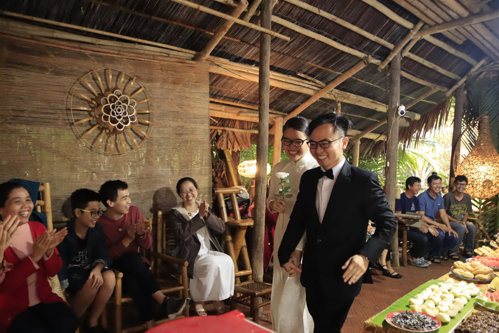 Khách mời của cặp đôi khoảng 30 người là những người bạn thân thiết của cả hai. Các khách mời được xếp ngồi hình tròn, cô dâu và chú rể ở giữa. Sau khi dùng tiệc buffet đồ ngọt, cặp đôi bắt đầu kể chuyện tình yêu.