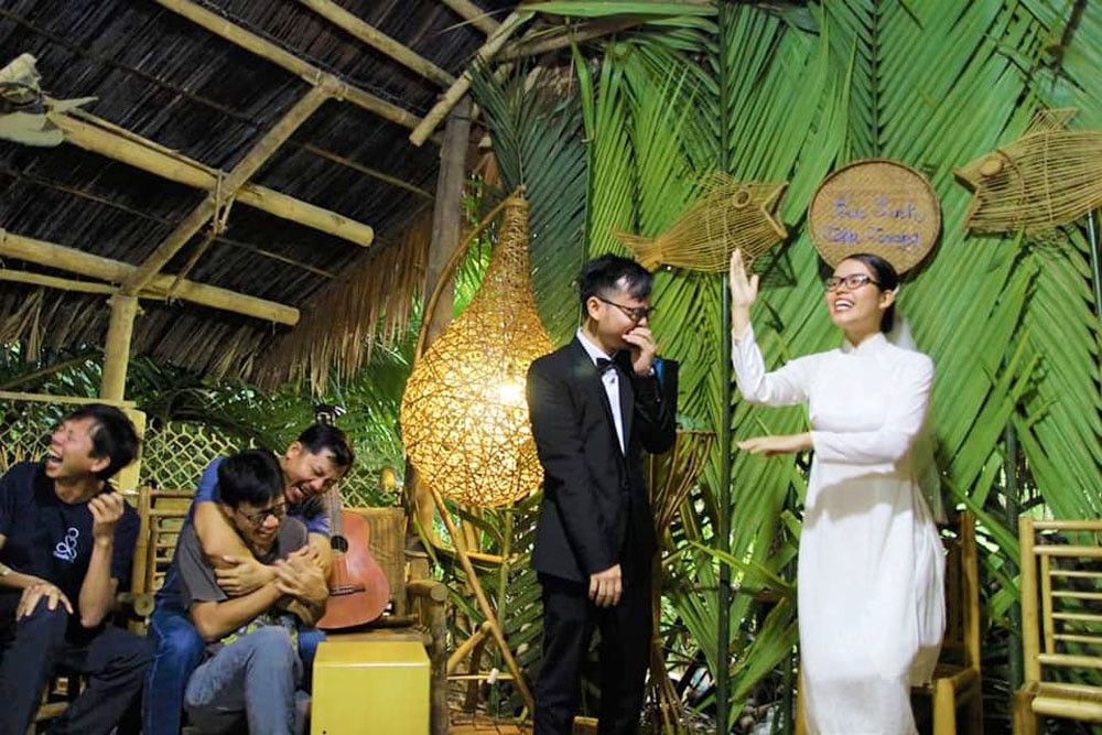 Những hình ảnh về đám cưới của Trang và Linh khiến dân mạng thích thú vì có nhiều nét đặc biệt. Tiệc cưới không nhạc, không rượu bia, chỉ có bánh ngọt và trái cây. Chú rể chọn vest còn cô dâu mặc áo dài trắng đơn giản. Toàn bộ đồ dùng trang trí đều làm bằng tre và hạn chế đồ đựng dùng một lần.