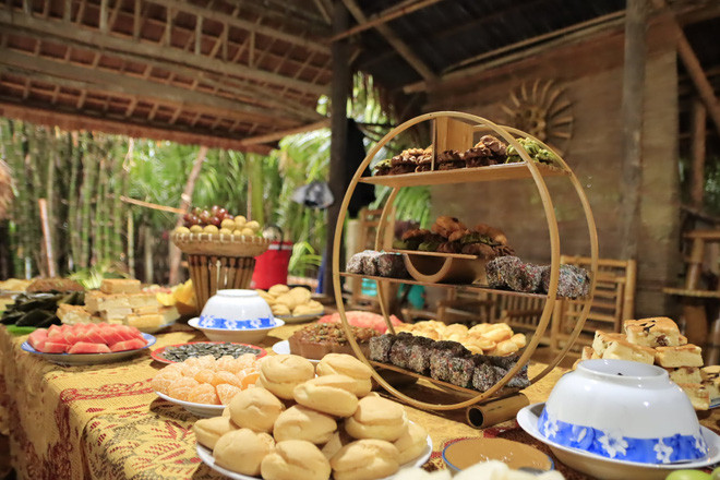 Được biết, Thu Trang là một quản lý tour du lịch tại Hội An, còn anh Linh khi đó đang theo đuổi đam mê với nghề chế tác tre. Từ những người bạn trong lớp học thiền cho đến hành trình trở thành bạn đời, cặp đôi luôn song hành và cùng nhau cố gắng.