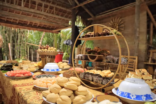 Được biết, Thu Trang là một quản lý tour du lịch tại Hội An, còn anh Linh khi đó đang theo đuổi đam mê với nghề chế tác tre. Từ những người bạn trong lớp học thiền cho đến hành trình trở thành bạn đời, cặp đôi luôn song hành và cùng nhau cố gắng.