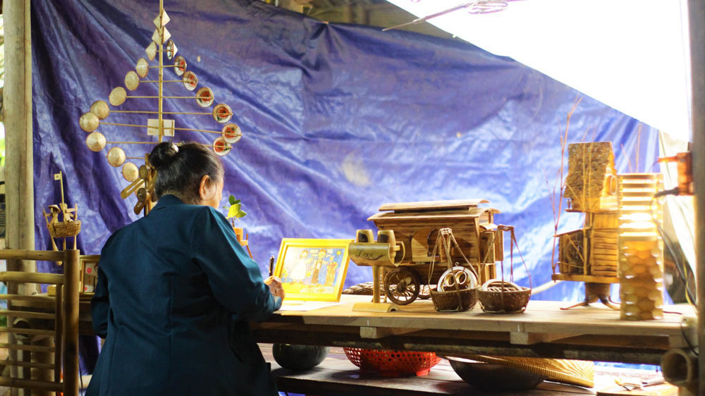 Được biết, chi phí cho việc trang trí tiệc cưới vào khoảng một triệu rưỡi, tất cả đều là tiền mua đồ ăn. Cô mượn áo dài của bạn, đảm bảo vừa đủ đẹp vừa tiết kiệm.