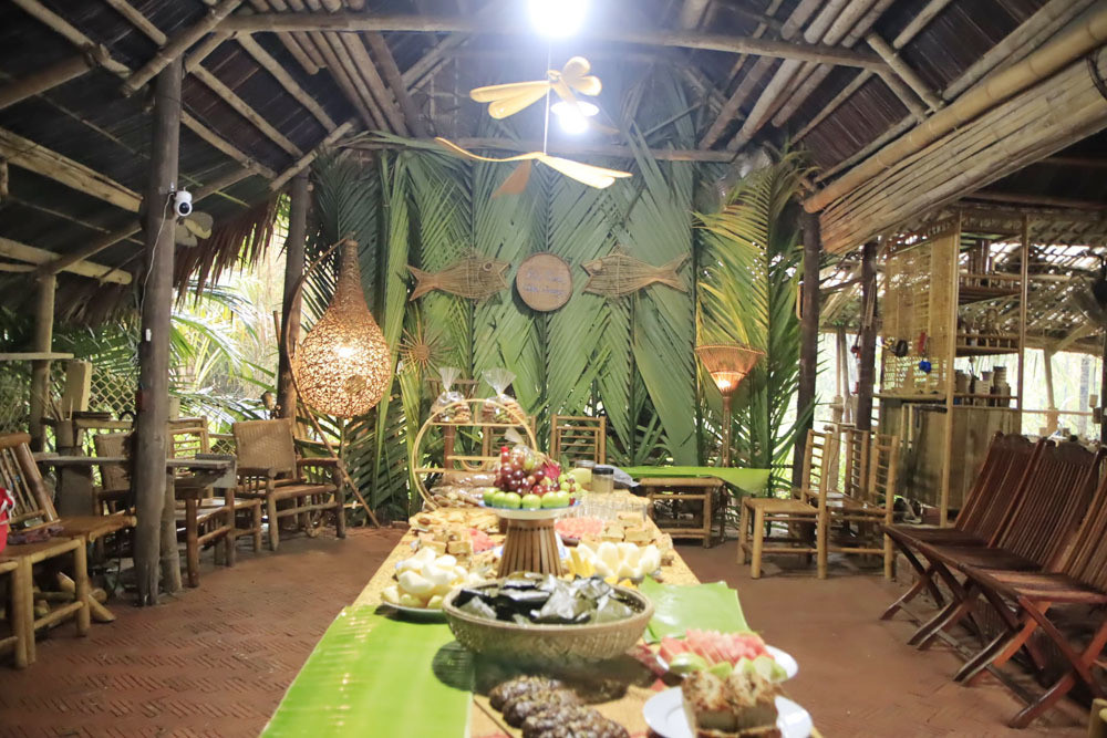 Họ dùng đồ tre để trang trí không gian, dùng lá dừa để làm phông nền, đến cả đồ xiên thức ăn cũng được dùng tre vót nên. Bữa tiệc đơn sơ, giản dị mà vô cùng ấm cúng.