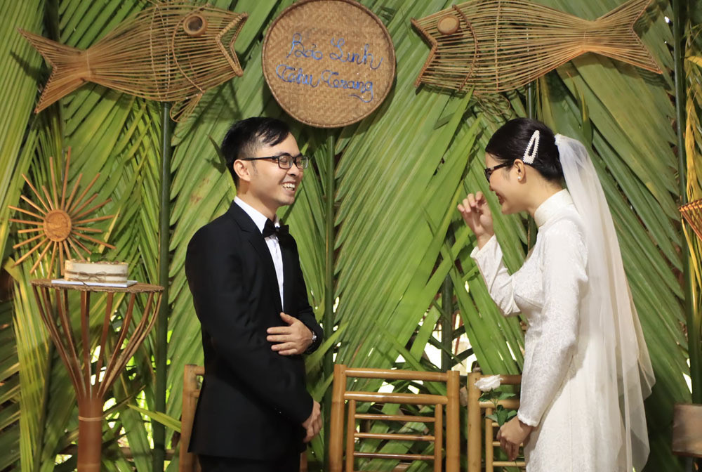 Khoảnh khắc chú rể trao nhẫn bằng tre cho cô dâu khiến tất cả mọi người tham dự đều bật cười.