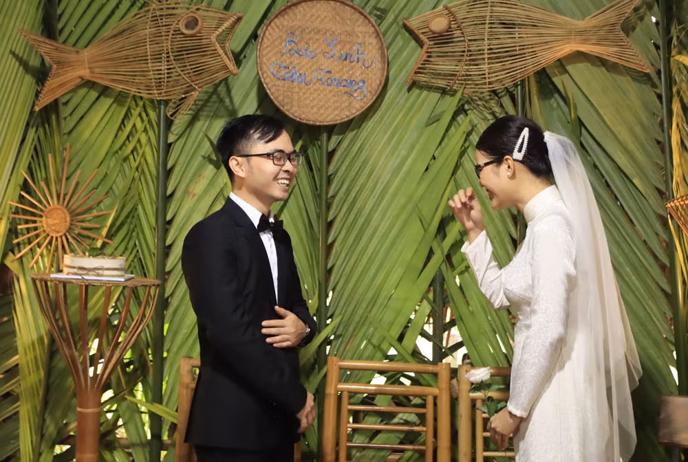 Khoảnh khắc chú rể trao nhẫn bằng tre cho cô dâu khiến tất cả mọi người tham dự đều bật cười.