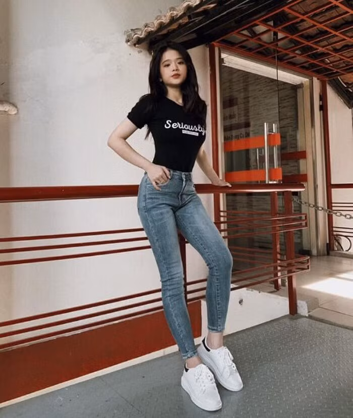 Ở tuổi 18, Linh Ka khiến không ít người ngưỡng mộ vì cuộc sống sang chảnh và sự tự lập, cầu tiến.