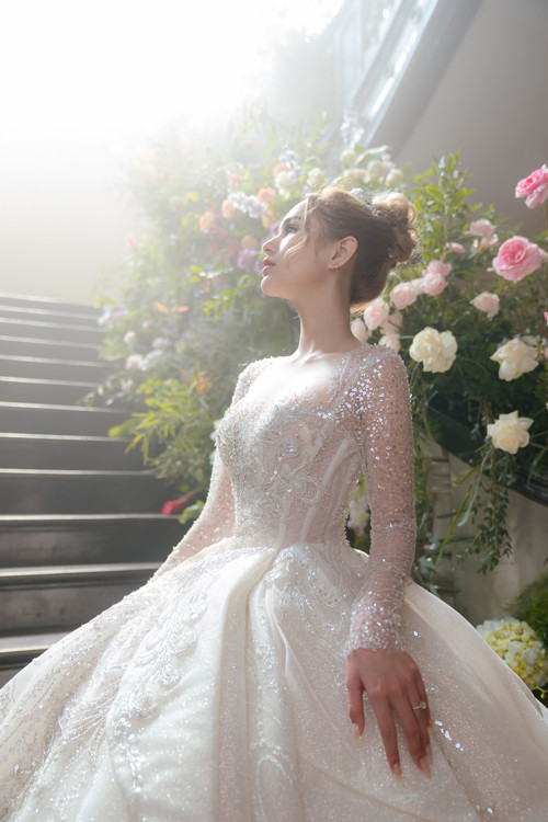 Được biết, Xemesis và Xoài Non gặp nhau tại một sự kiện game cuối năm 2018. Sau khi về nhà, Xoài Non đã add Facebook đối phương và Xemesis là người mở lời nhắn tin trước. Chỉ một thời gian ngắn sau đó, Xemesis đăng bức ảnh đầu tiên chụp cùng bạn gái lên trang cá nhân.