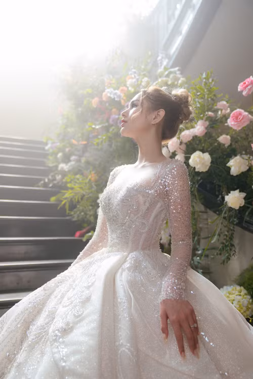 Được biết, Xemesis và Xoài Non gặp nhau tại một sự kiện game cuối năm 2018. Sau khi về nhà, Xoài Non đã add Facebook đối phương và Xemesis là người mở lời nhắn tin trước. Chỉ một thời gian ngắn sau đó, Xemesis đăng bức ảnh đầu tiên chụp cùng bạn gái lên trang cá nhân.