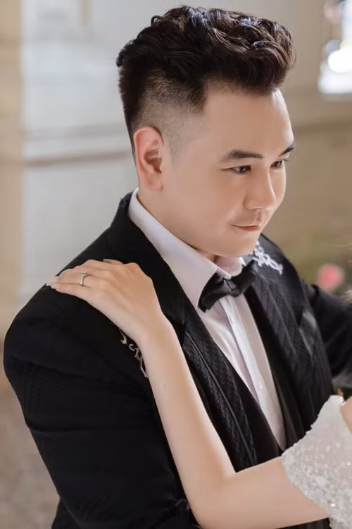 Chú rể Xemesis (Hiếu Nghiêm, sinh năm 1989) là streamer nổi tiếng, sở hữu kênh Youtube với gần 850.000 người đăng ký. Anh được mệnh danh là "streamer giàu nhất Việt Nam" khi sở hữu siêu xe BMW I8 trị giá hơn 7 tỷ đồng cùng nhiều đồng hồ, túi xách hàng hiệu.