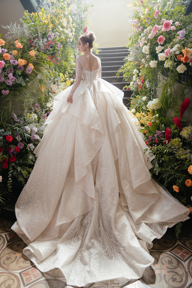 Để chuẩn bị cho ngày trọng đại, cặp đôi quyết định chi hơn 200 triệu để NTK nổi tiếng thiết kế ra 3 chiếc váy cưới cho cô dâu.