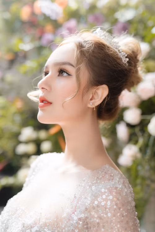 Còn cô dâu của anh là Phạm Trang (tên thật là Phạm Thùy Trang), sinh năm 2002, là mẫu ảnh ở Sài Gòn. Instagram của nàng dâu trẻ có hơn 200.000 lượt follow.