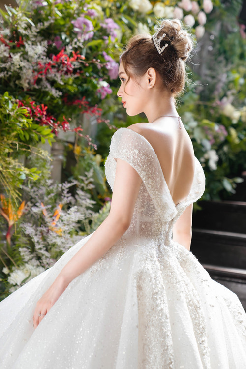 Sau hơn 1 năm đính hôn, sắp tới đây cặp đôi chênh nhau 13 tuổi này sẽ chính thức nên duyên vợ chồng bằng siêu đám cưới được người hâm mộ mong chờ nhất năm.