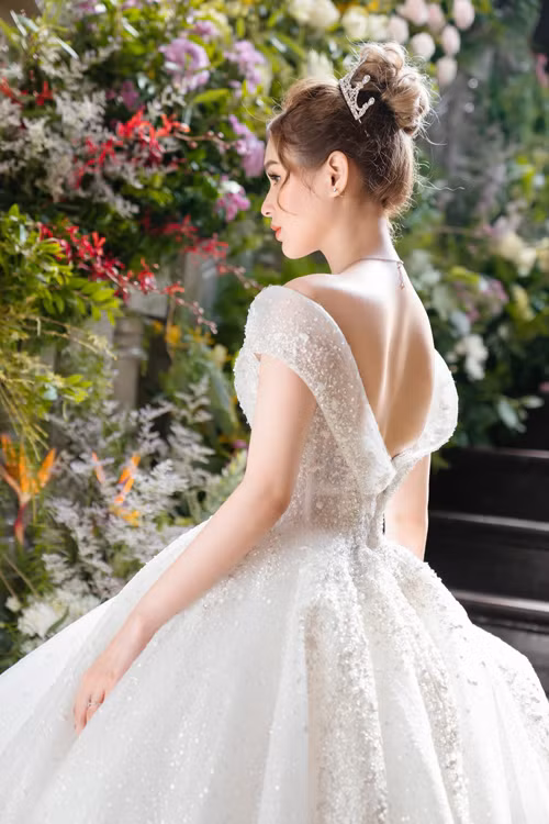 Sau hơn 1 năm đính hôn, sắp tới đây cặp đôi chênh nhau 13 tuổi này sẽ chính thức nên duyên vợ chồng bằng siêu đám cưới được người hâm mộ mong chờ nhất năm.