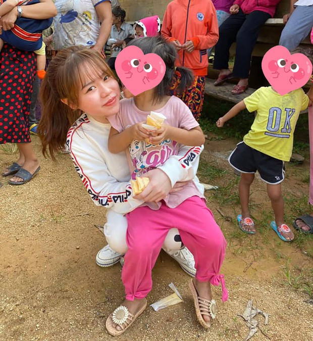 Theo những bức ảnh ghi lại cùng người đăng bài chia sẻ, Huỳnh Anh và nhóm bạn đã có chuyến từ thiện tại một vùng khó khăn tại tỉnh Quảng Nam.