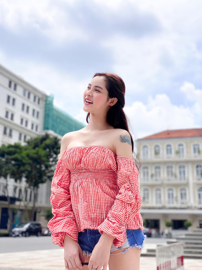 Năm 20 tuổi, Tường Vi quyết định dùng hết tiền tiết kiệm, vay mượn thêm để sang Thái Lan chuyển giới.