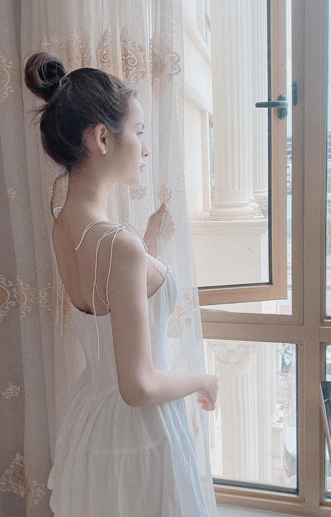 Hiện tại, cô đã thực sự sống trong hình hài bản thân ao ước, được làm đẹp, được xúng xính trong những chiếc váy điệu đà.