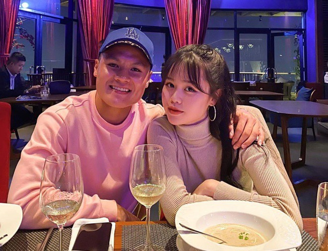 Nàng WAG gây chú ý nhất trong thời điểm hiện tại có lẽ là bạn gái Quang Hải - Huỳnh Anh. Cô nàng sinh năm 1999 là người Nha Trang, sở hữu ngoại hình ưa nhìn.